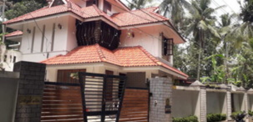 10 lakh 2100 sq feet house bus stop 50 meter 6 km from park 9188764468