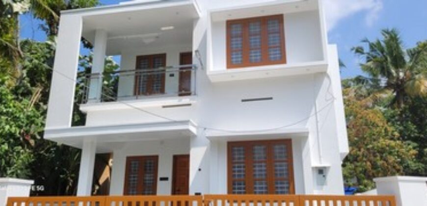 60 lakh 3 bedroom new house 1700 sq feet 4,5 cent 1 km from kinfra park chanthavila 6282419384