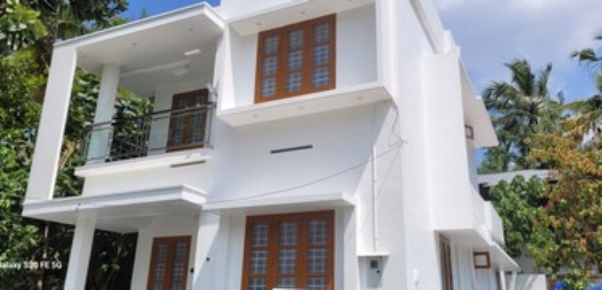 60 lakh 3 bedroom new house 1700 sq feet 4,5 cent 1 km from kinfra park chanthavila 6282419384